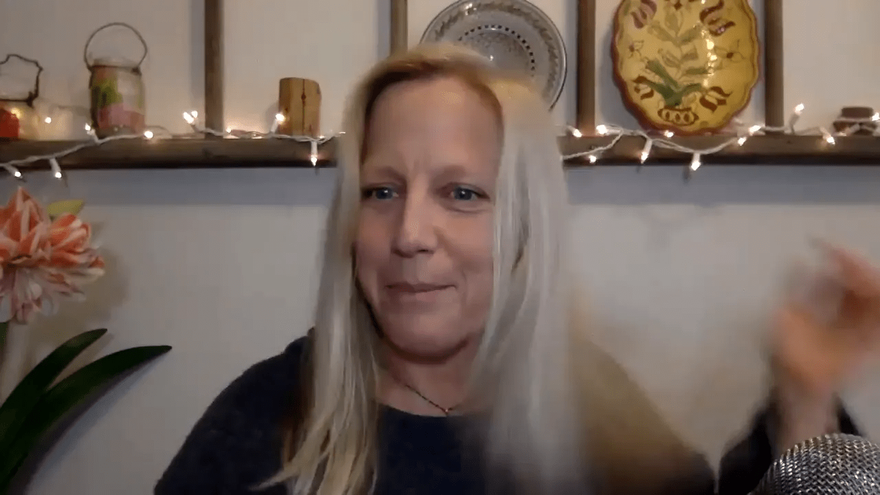 Canlı yayın akışı sırasında izleyicilerin soruları yanıtlanıyor.