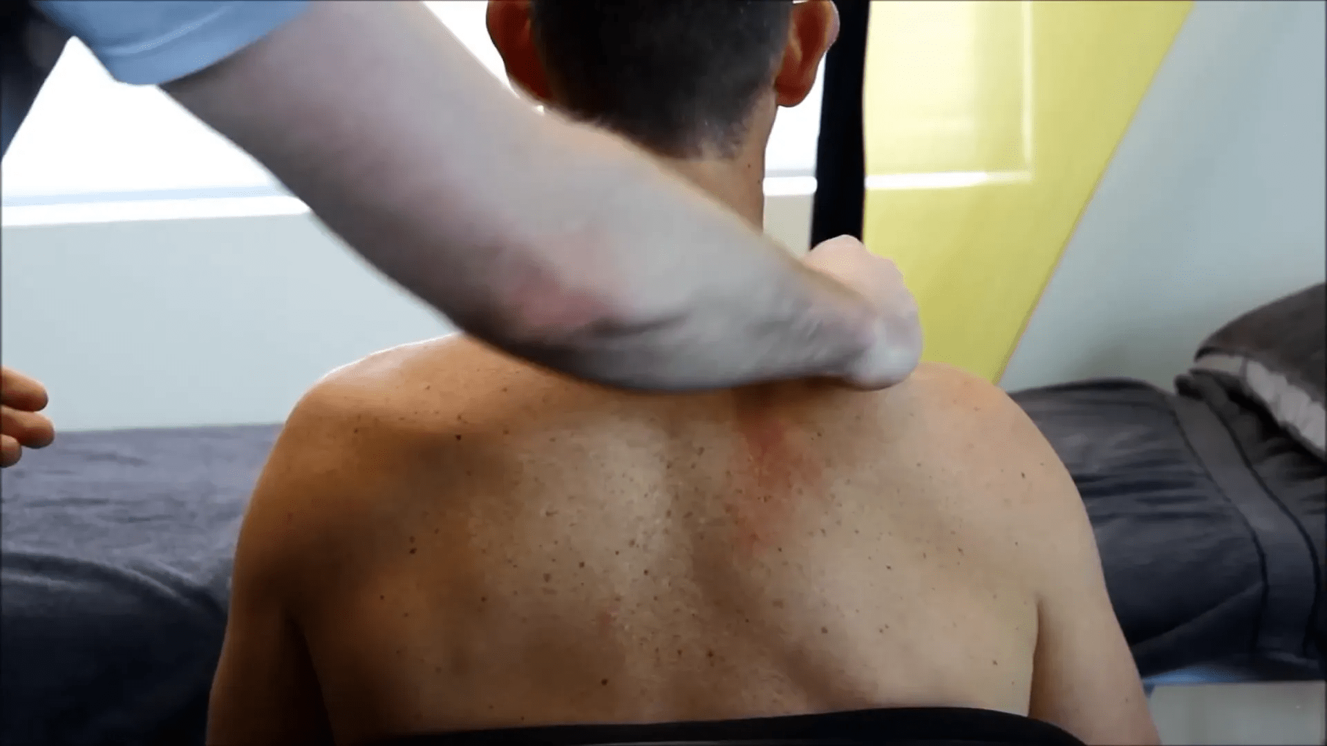 Trapez kasına masaj uygulaması