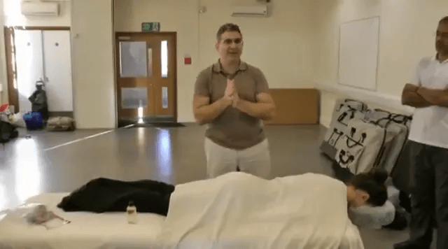 Müşterinin masaj için pozisyon alması