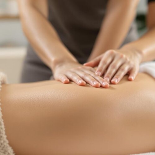 Masaj terapisti boyun ve dekolte masajı yapıyor.