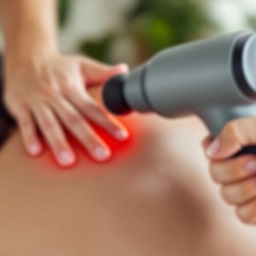 Masaj tabancası ile sırt masajı yapılıyor.