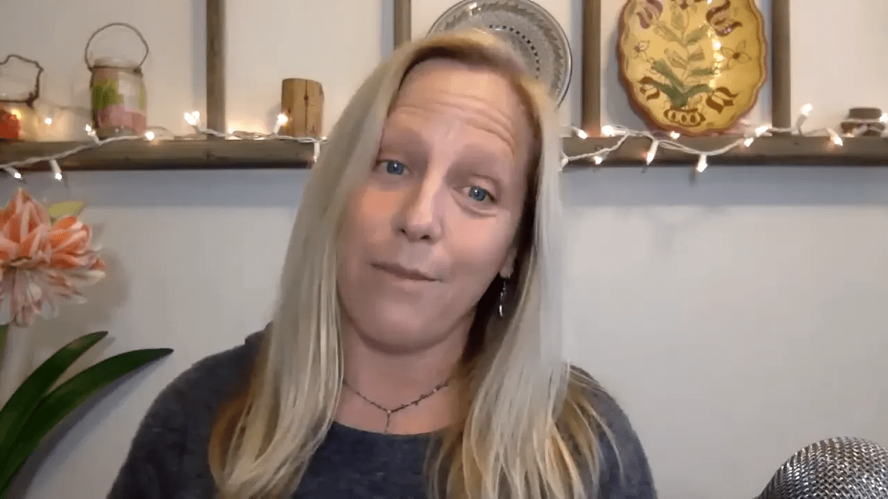 Masaj terapisti, çekim sırasında işlemleri anlatıyor.