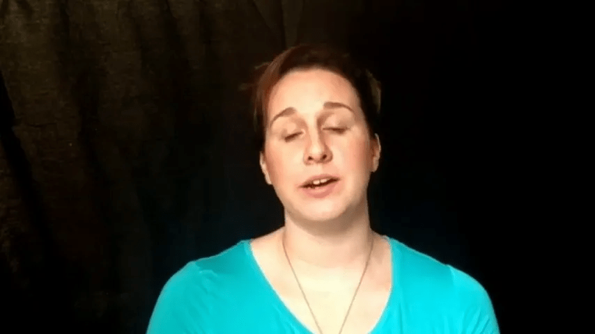 Masaj terapisti müşteri ile iletişim kuruyor.