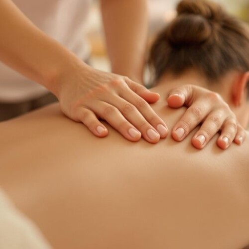 Sırt masajı yapılan bir kişinin fotoğrafı.