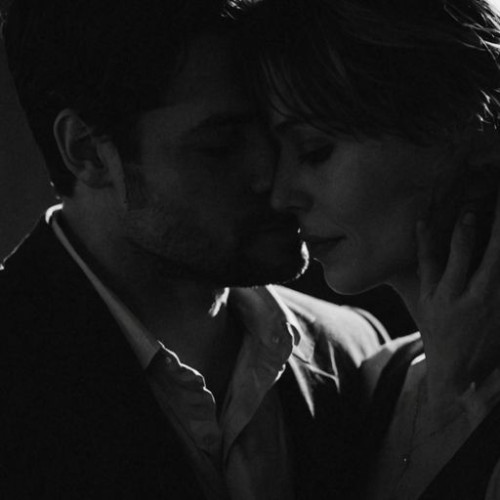 Bir çiftin samimi kucaklaşması