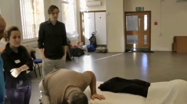 Müşteriden takılarını çıkarmasını istemek